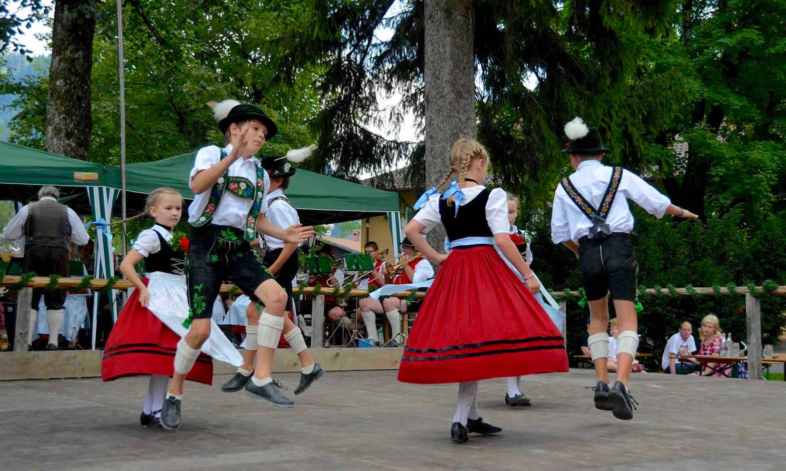 schuhplattler-german-traditions-folk-dance-oberammergau-germany1